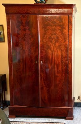 Armoire à doucine en acajou et placage d'acajou ouvrant par …