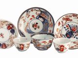 un ensemble d'assiettes et de tasses asiatiques posées sur une surface blanche