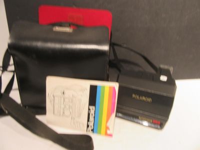 un sac noir avec une anse rouge à côté d'un sac noir avec une anse rouge et un sac noir avec une anse rouge à côté d'un sac noir avec