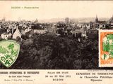 une vieille carte postale sur laquelle on aperçoit une ville en arrière-plan