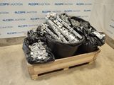 un tas de pièces métalliques dans une caisse en bois