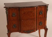 Commode sauteuse à ressaut central, en bois de placage marqu… (photo 6)