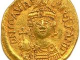 une pièce d'or à l'effigie d'un homme coiffé d'une couronne