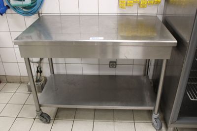une table en acier inoxydable dans une cuisine professionnelle