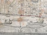 une vieille carte d'une ville sur laquelle figure une ligne rouge