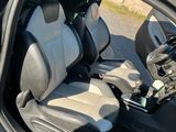 l'intérieur d'une voiture, avec la portière ouverte et le siège relevé