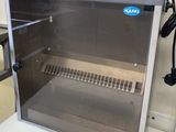 un petit four en acier inoxydable dont la porte est ouverte