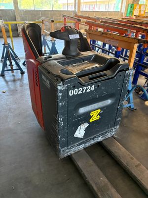 une photo d'un chariot élévateur dans un entrepôt
