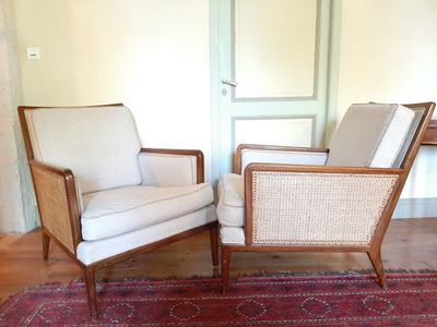 deux chaises posées sur un tapis dans une pièce