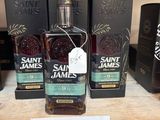 Plusieurs bouteilles de rhum Saint James sont posées sur une étagère dans un magasin
