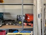de nombreux outils posés sur une table dans un garage