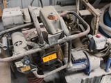 un tas de machines entreposées à l'extérieur d'un bâtiment