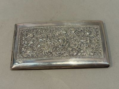 étui à cartes de visite plaqué argent orné d'un motif floral