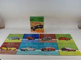 beaucoup de livres posés sur la table, avec une voiture devant eux