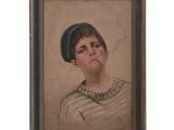 portrait d'un jeune garçon portant une chemise rayée et un béret vert