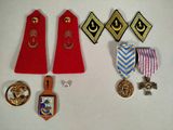 beaucoup de médailles et d'insignes posés sur une table