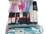 une photo montrant divers produits de beauté dans un sac transparent