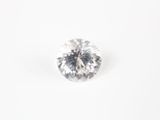 un diamant blanc sur une surface blanche