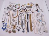 plusieurs types de colliers et de bracelets différents disposés sur une table