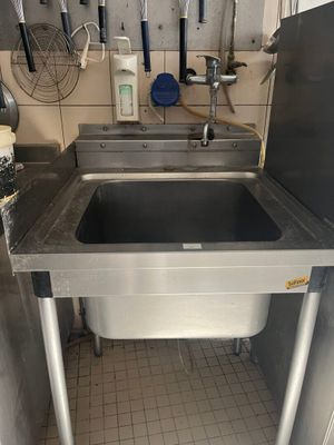 une cuisine avec un évier et un réfrigérateur