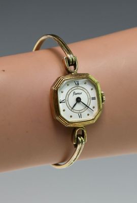 une image montrant un gros plan du poignet d'une personne portant une montre