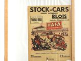Une vieille affiche représentant une course de moto est exposée dans un cadre en bois.