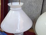deux lampes posées sur une table