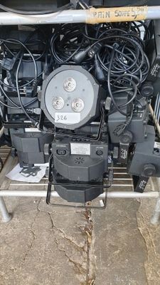 une image montrant un ensemble d'équipements électriques posés sur un rack métallique