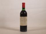 une bouteille de vin posée sur une table