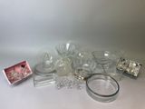 beaucoup d'objets en verre qui se trouvent sur la table