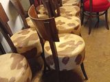 many chairs lined up in a row in a room