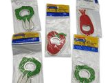 quatre sachets contenant un assortiment de couronnes de Noël emballées dans des sacs en plastique