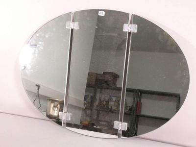 un miroir posé sur une étagère dans une pièce