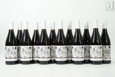 six bouteilles de vin alignées sur une table
