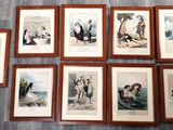de nombreuses photos encadrées sur le mur d'une pièce