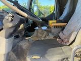 une photo de l'intérieur d'un camion avec le siège du conducteur relevé