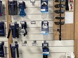 de nombreux outils sont exposés sur les murs du magasin et proposés à la vente