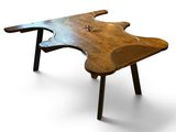 une table en bois ornée d'un motif en forme de guitare