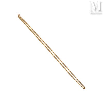 une chaîne en or avec un long maillon sur fond blanc