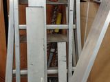 une échelle adossée au mur d'une pièce