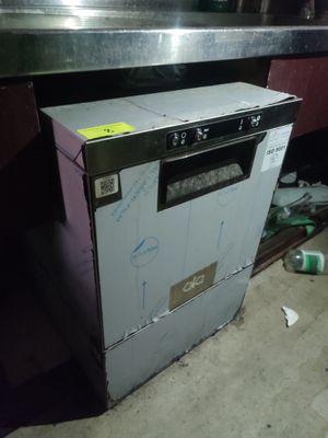 un lave-vaisselle sale dans une cuisine sale