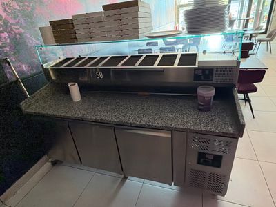 une photo d'une cuisine professionnelle avec un plan de travail