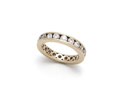 une bague « éternité » en or jaune 18 carats et diamants