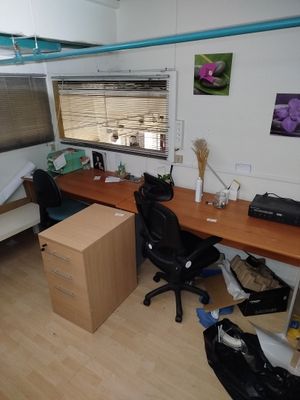 Ensemble comprenant deux bureaux, un caisson sous bureau tro…