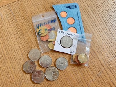 un sac de pièces posé sur une table à côté d'une carte