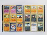 beaucoup de cartes Pokémon posées ensemble sur la table