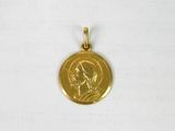 gros plan d'une pièce d'or sur une surface blanche