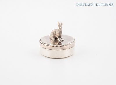 lapin plaqué argent sur une boîte à pièces, sur fond blanc