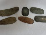 plusieurs morceaux de pierre sont disposés en rangée sur une surface blanche