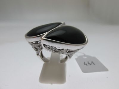 deux bagues ornées de pierres d'onyx noir sur un fond blanc